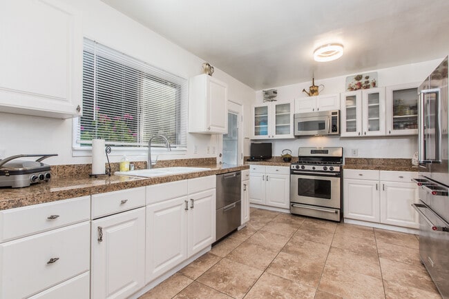 Kitchen - 5440 Ben Ave