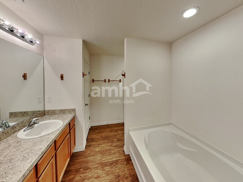 Building Photo - 619 Chatham Walk Dr