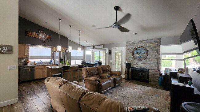 Building Photo - Spacious 3 Bedroom in the Foothills!