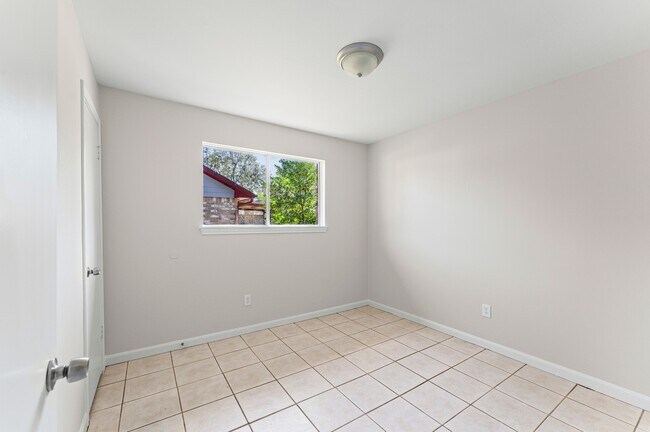 Building Photo - 3427 Dovie Dr