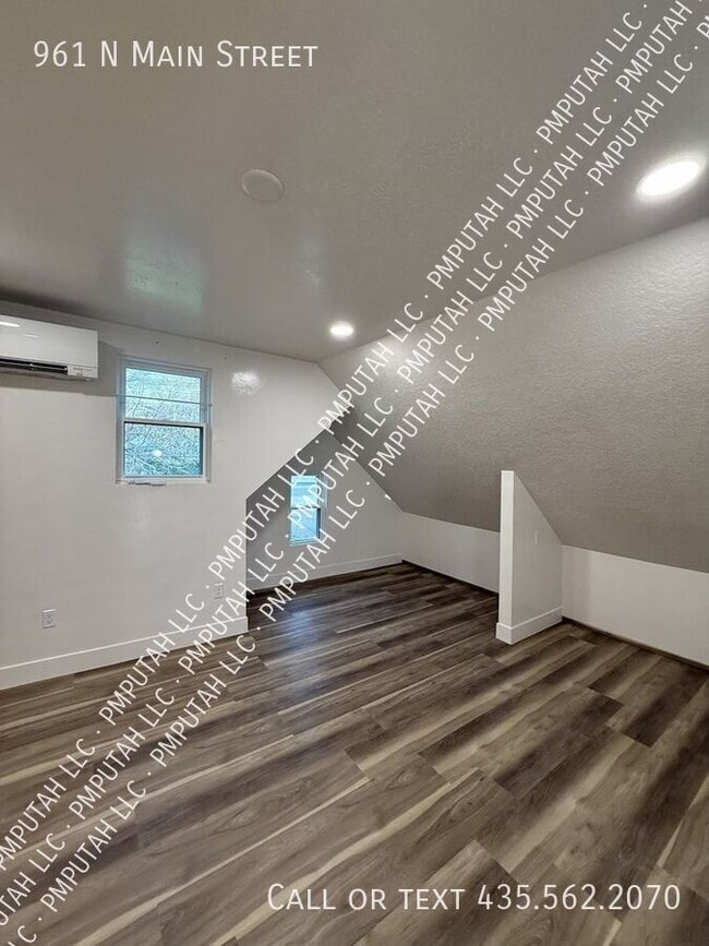 Building Photo - 961 N Main St