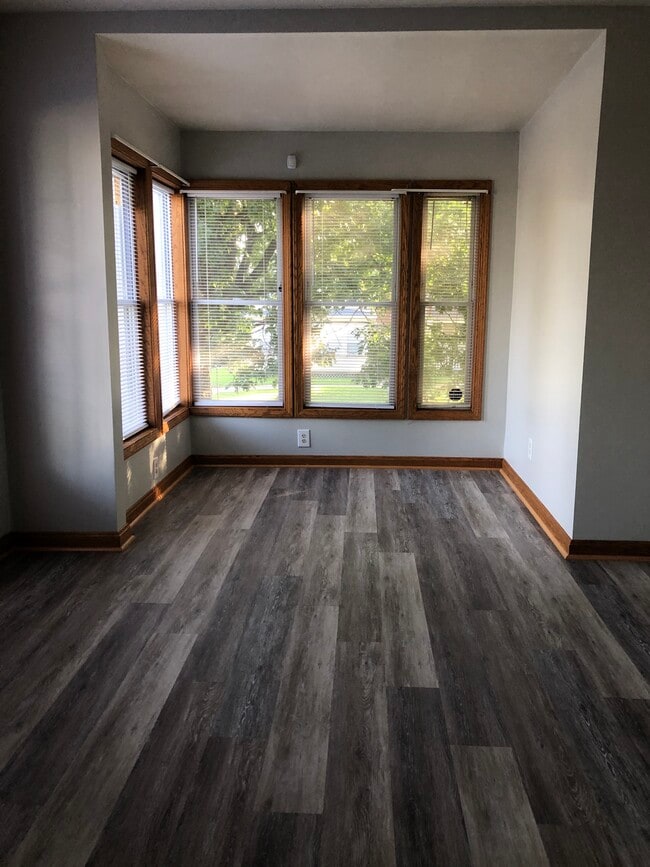 Building Photo - 102 Parade St