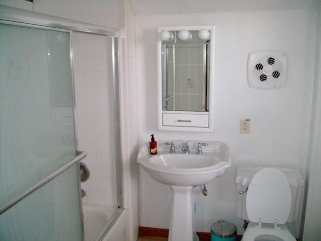 Building Photo - 415 Center St