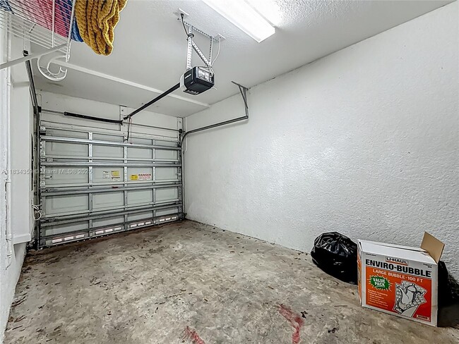Building Photo - 2505 NW 31st Ct