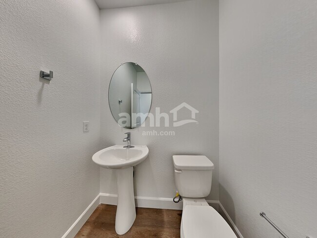 Building Photo - 123 Charmante Tulip Ln