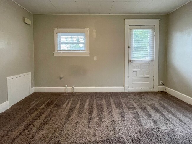 Building Photo - PRELEASING for AUGUST! Close to Campus: Dishwasher and Washer/Dryer Included