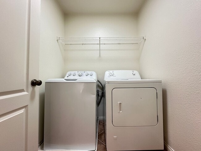 Building Photo - DESERT WILLOWS