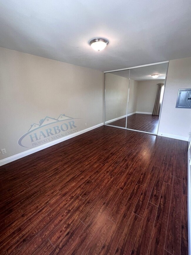 Building Photo - Spacious 2 Bedroom 1 Bathroom Upstairs Condo
