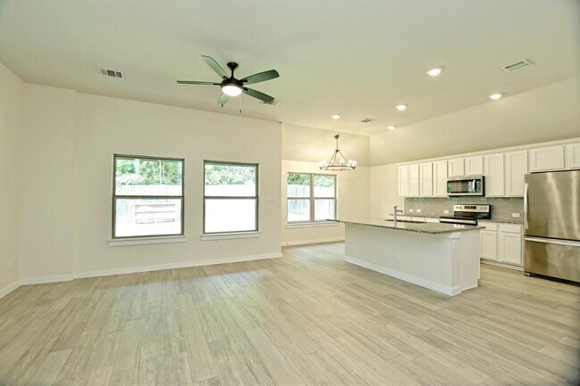 Building Photo - 10620 W Lakeview Dr