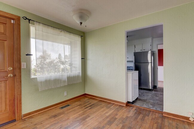 Building Photo - 2 Bedroom Pet Friendly Rambler in Town