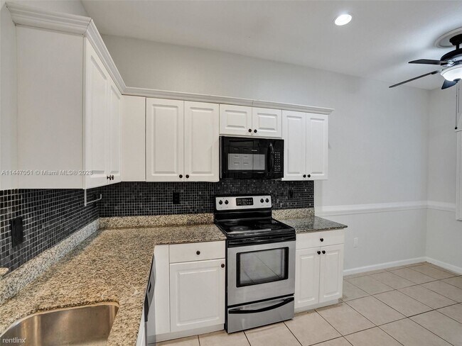 Building Photo - 4 br, 3.5 bath Townhome - 5127 Madison Lak...