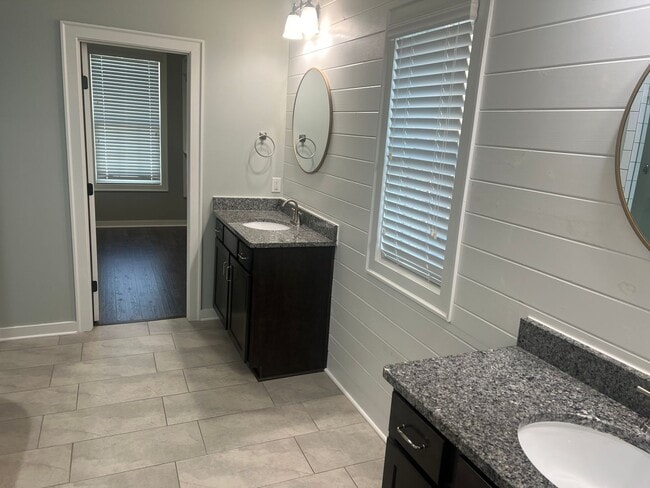 Building Photo - Must See Home In Madison City!