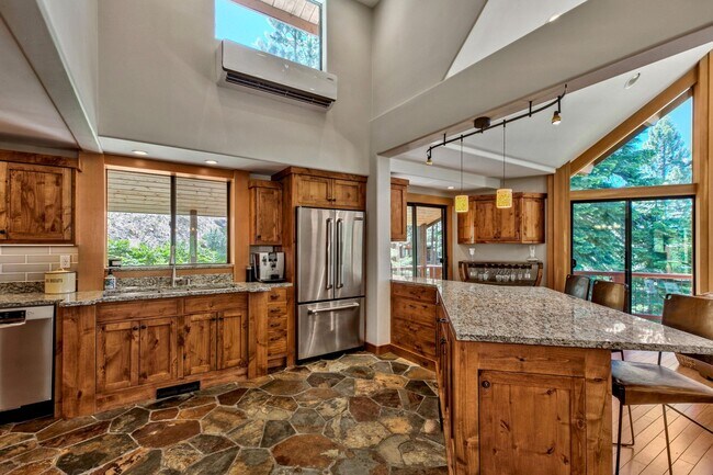 Building Photo - Gorgeous Lakeview! Pet Friendly w a Garage & AC!