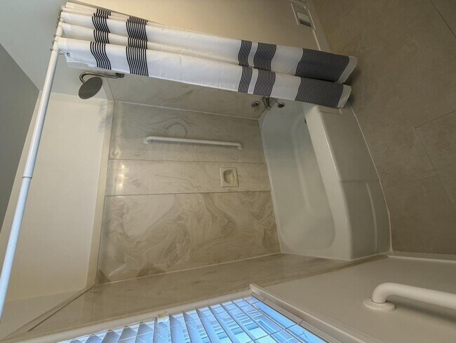 Building Photo - 721 Robins Ave