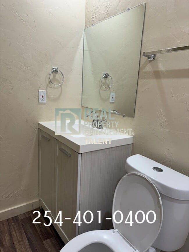 Building Photo - DEAL ALERT! Charming Vintage 3-bedroom, 1-...