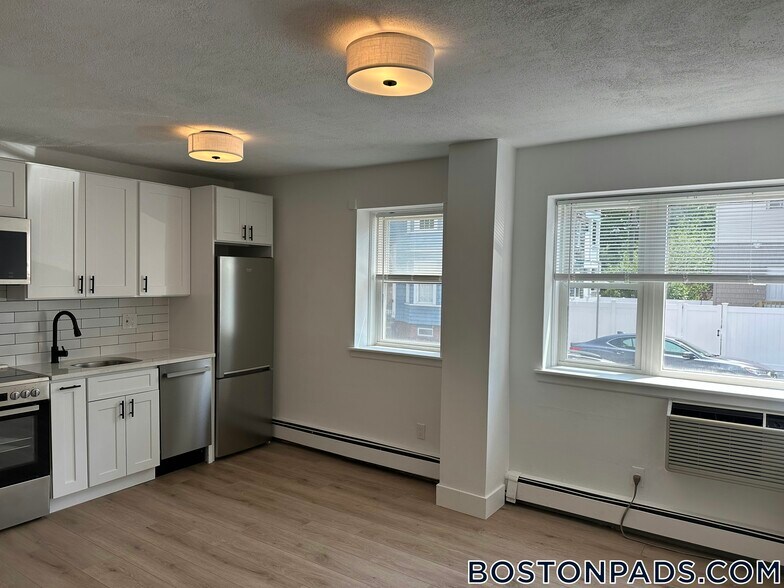 Building Photo - 740 E 7th St