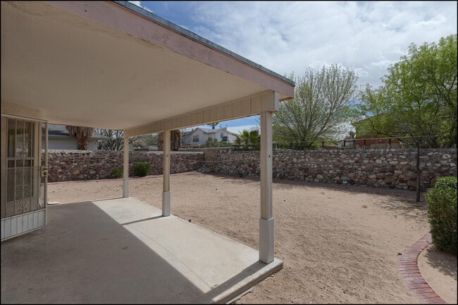 Building Photo - 7456 Luz De Lumbre Ave