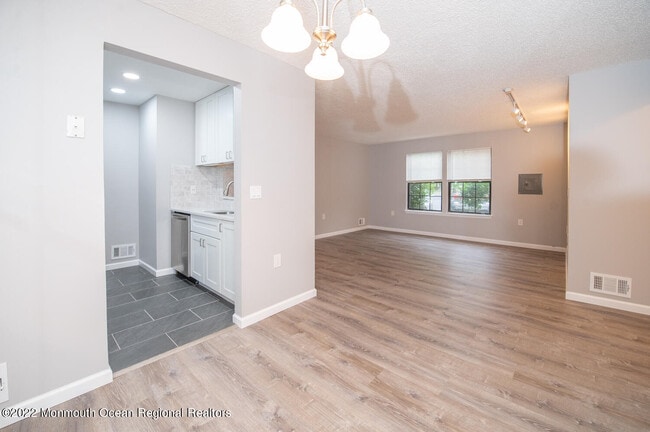 Building Photo - 506 Daffodil Dr