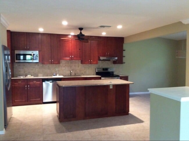 Building Photo - 27911 Hacienda E Blvd