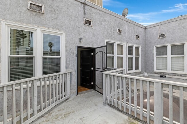 Building Photo - Great Hillcrest Studio