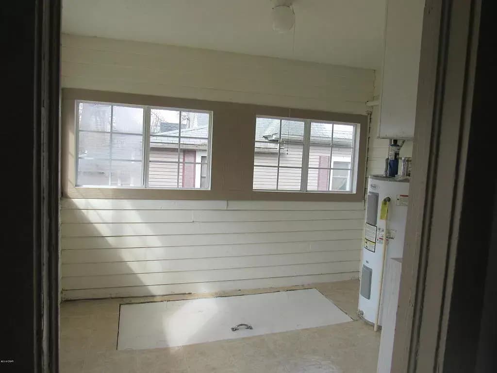 Utility room - 924 W 1st St