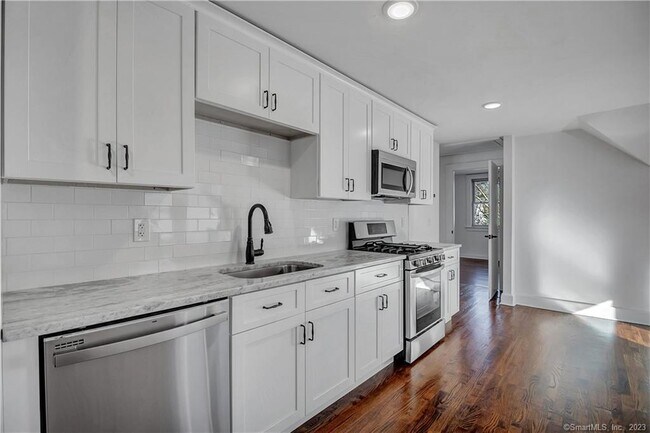Building Photo - 928 Elm St