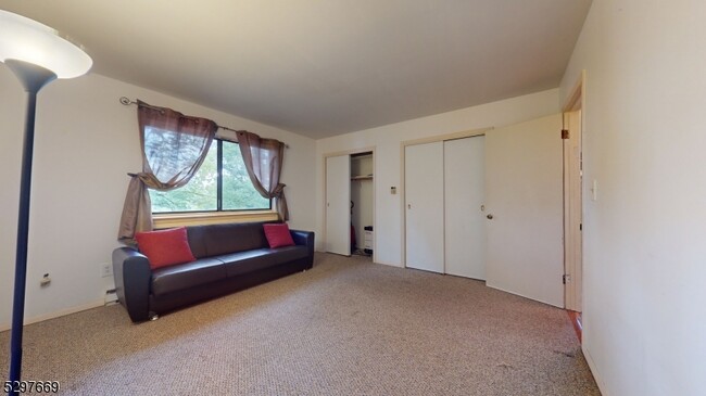 Building Photo - 368 Lake Shore S