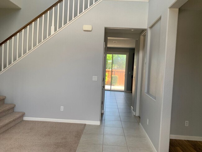 Building Photo - 492 Tilden Cir