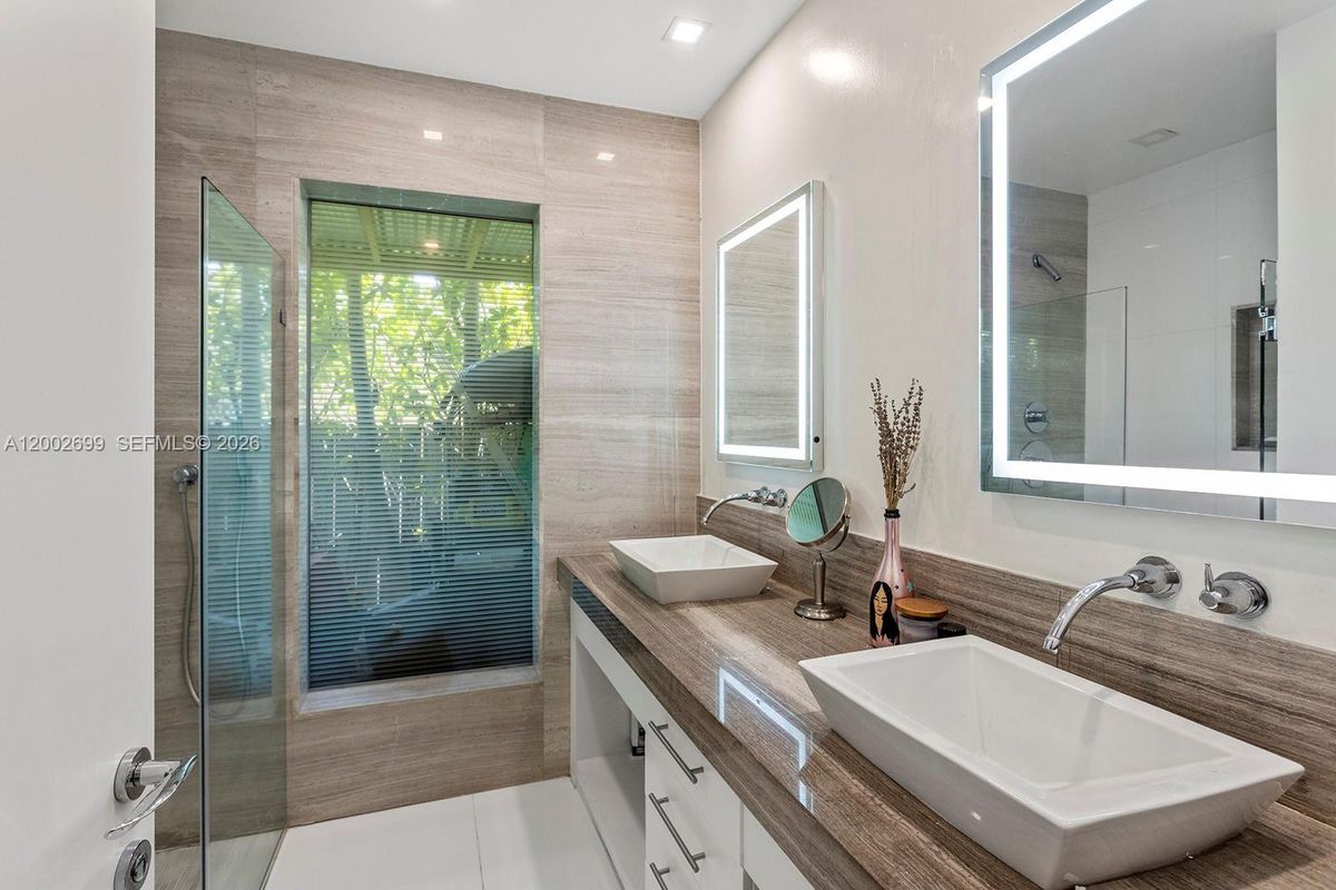 Building Photo - 570 NE 52nd Terrace