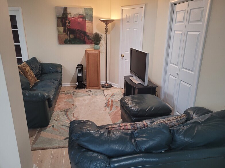 Building Photo - 21 Lenape Dr