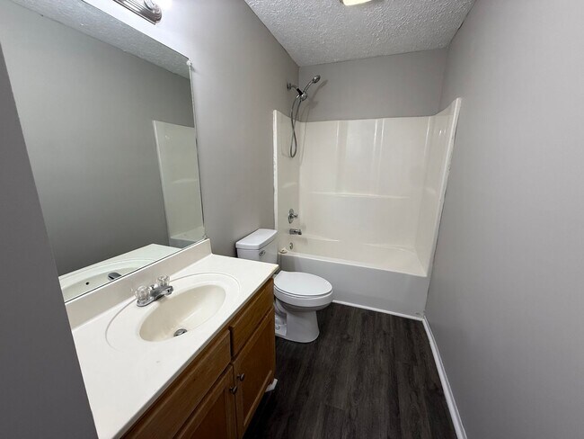 Building Photo - Cozy 2 Bedroom Garden Apartment