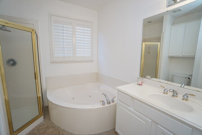 Building Photo - 1131 Enclave Square E