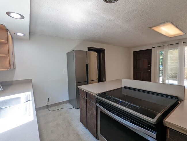 Building Photo - Nice 3-Bedroom, 1-Bath Duplex in Eugene!