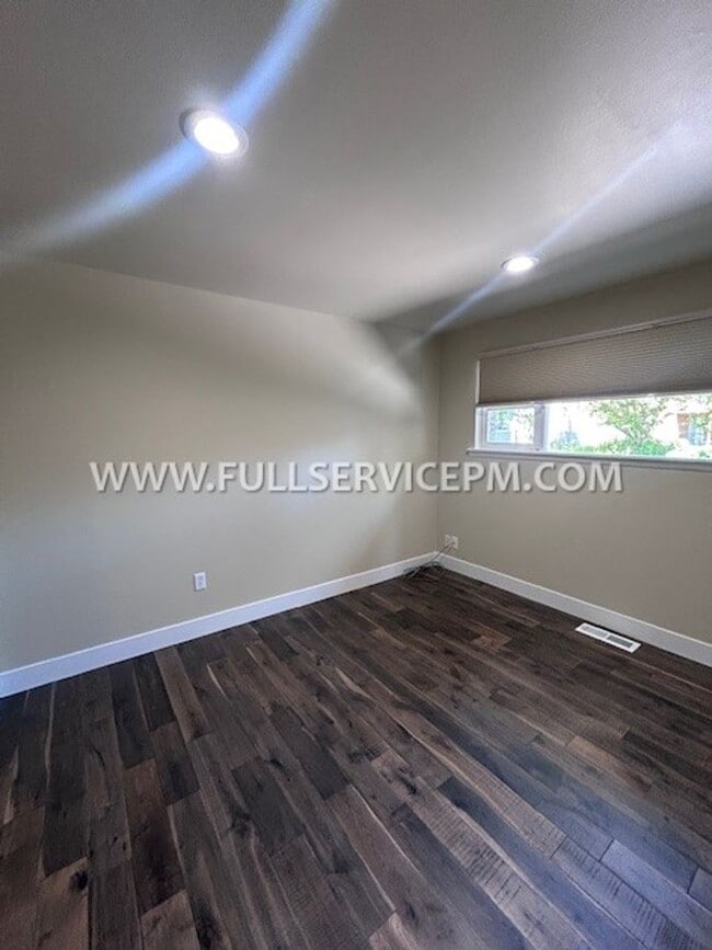 Building Photo - Exceptional South Beacon Hill 3 BD 2 BA! Huge Deck!