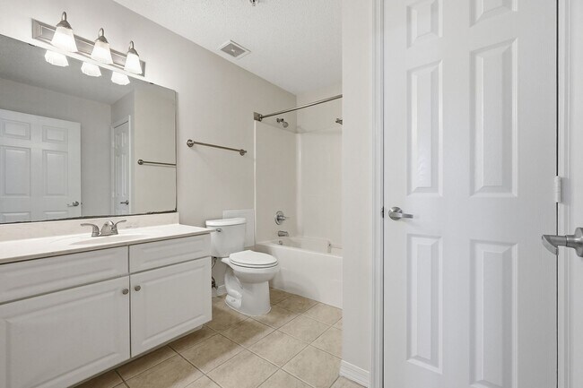 Building Photo - Highly Sought After GROUND-FLOOR Unit at Florida Club!  Pool View!!