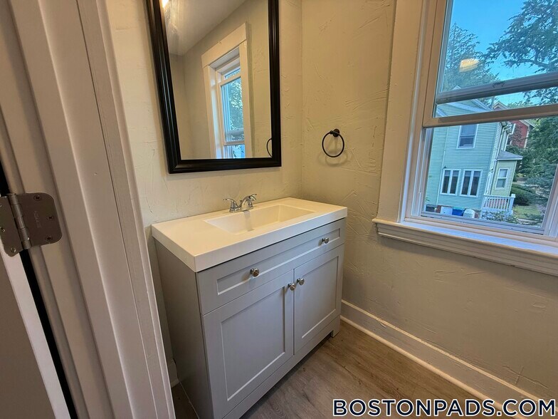 Building Photo - 41 Simpson Ave