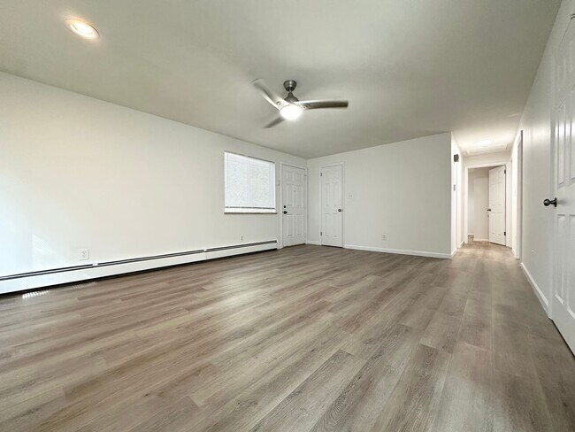 Building Photo - Large Duplex Style Home With Spacious Liva...