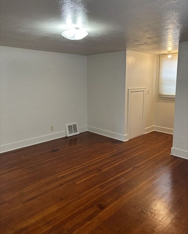 Building Photo - 4Bd/1Ba Two Story House - Available to View!