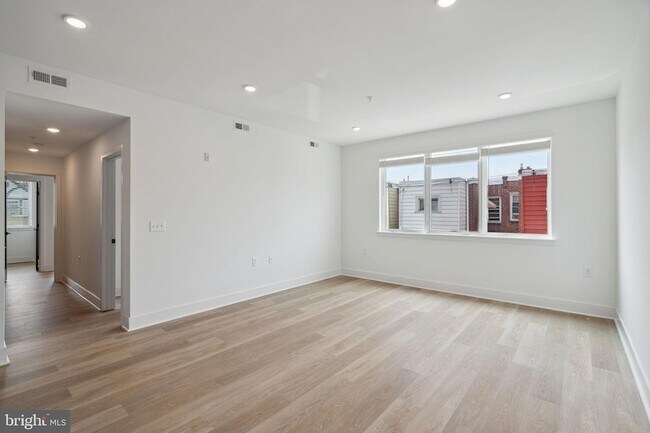 Building Photo - 1419 W Grange Ave