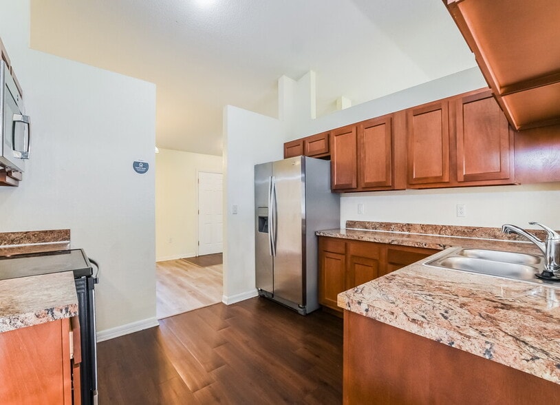 Building Photo - 7172 Summit Dr