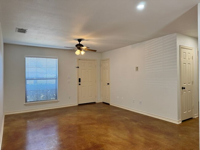 Building Photo - 13343-13343 Country Meadow Ln