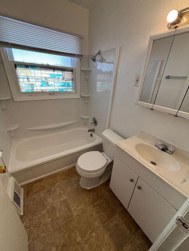 Building Photo - Charming 4-Bedroom Home in a Convenient Lo...