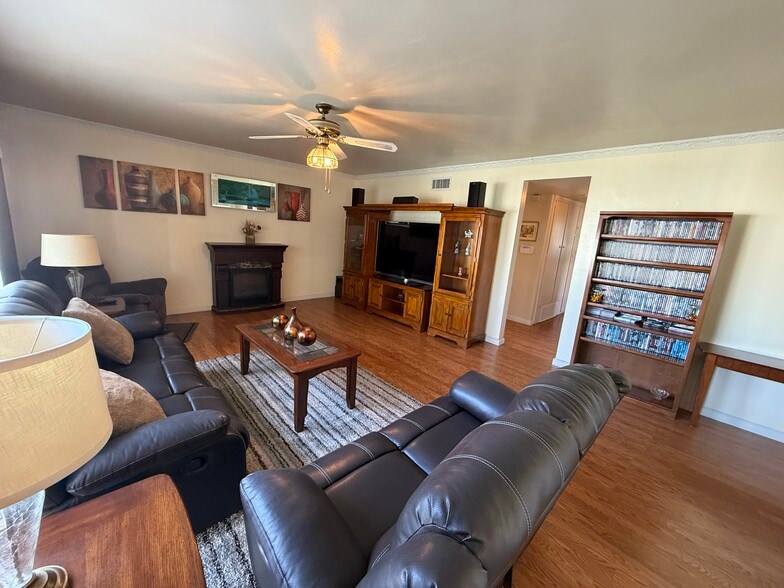 Primary Photo - 8917 Reydon St