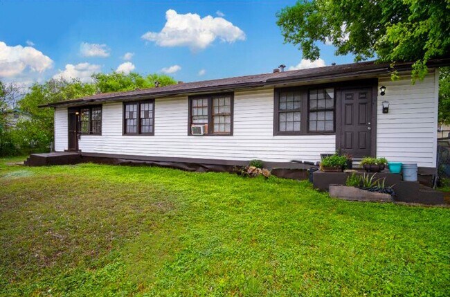 Primary Photo - Cozy Renovated 2 BR Near Downtown