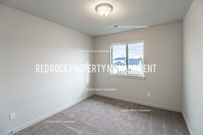Building Photo - 325 S Woodlawn Ln