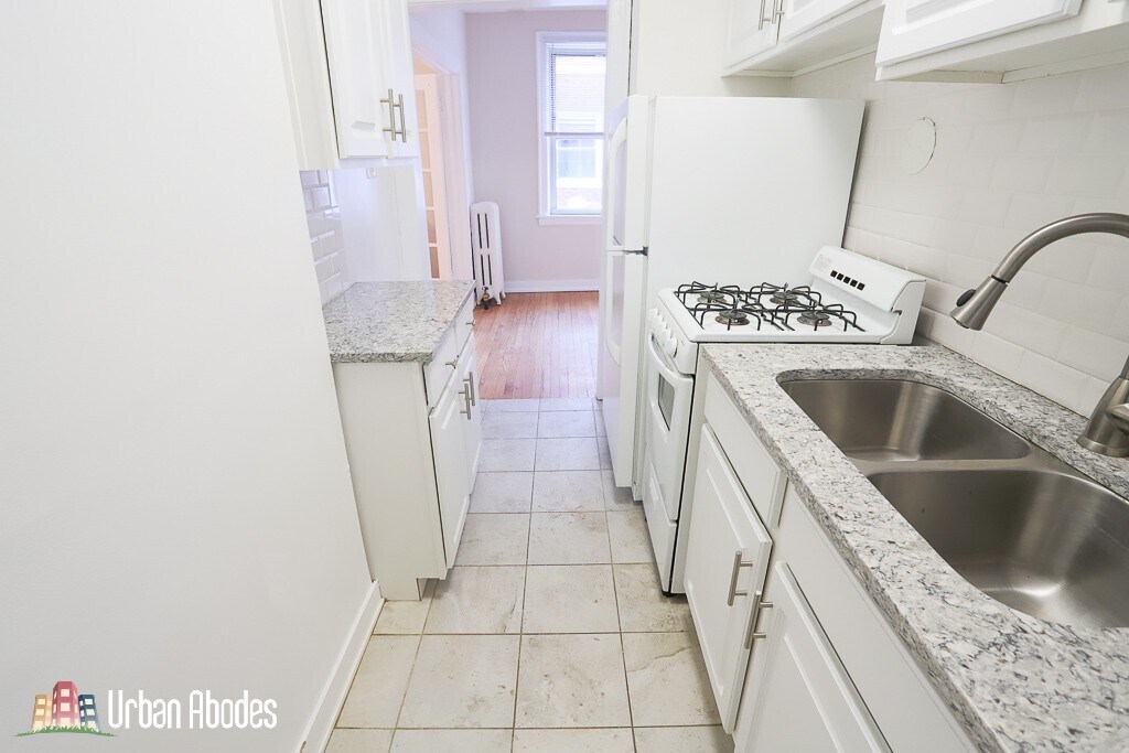 Building Photo - 547 W Surf St