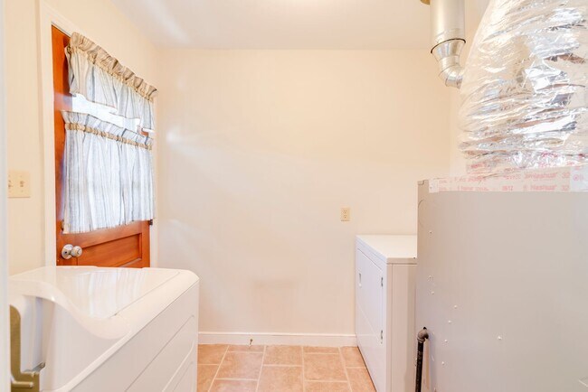Building Photo - 8406 Holly Hill Rd