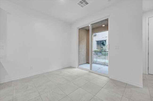 Building Photo - Iron Mountain Townhome with attached garage