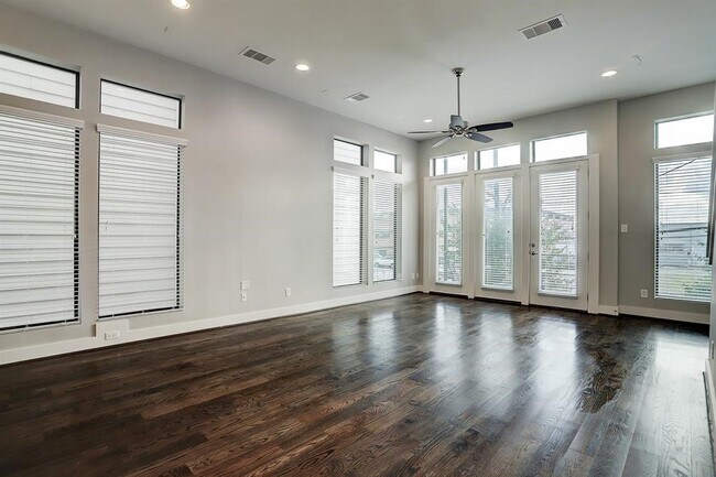 Building Photo - 2114 Sabine St