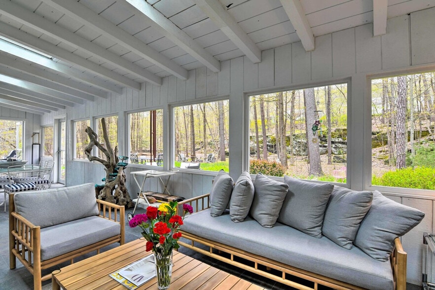 Building Photo - 28 Holiday Dr